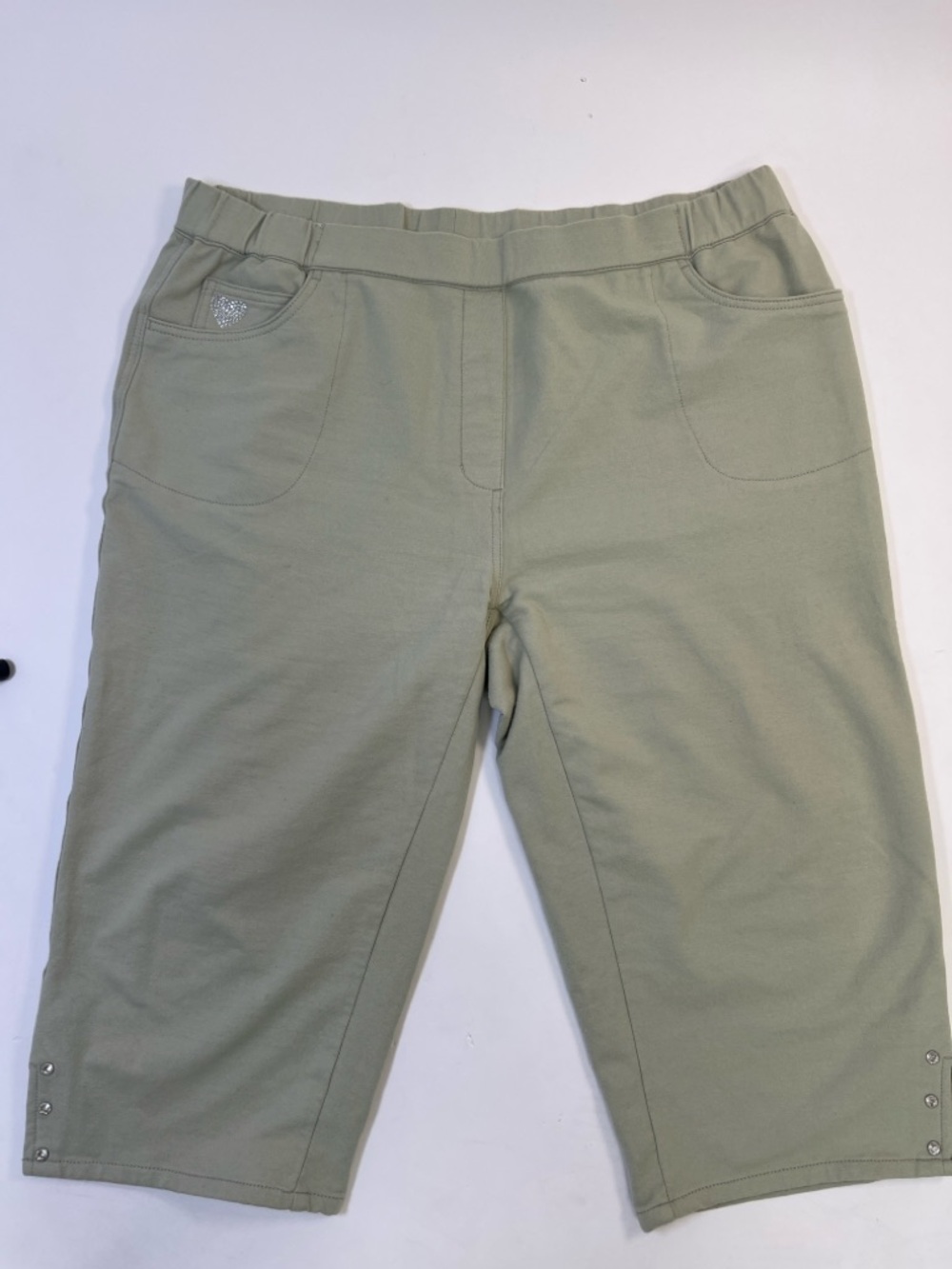 Dream Jeans by Quacker Factory Light Green Capri Pants with Rhinestones 1X